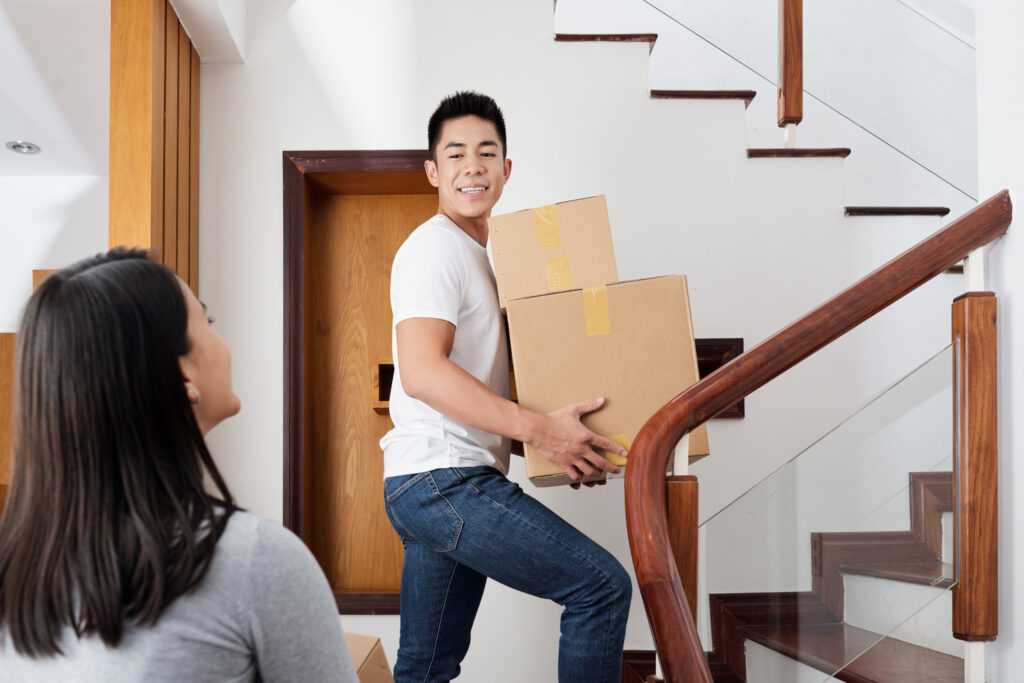 COuple carrying cardboard boxes